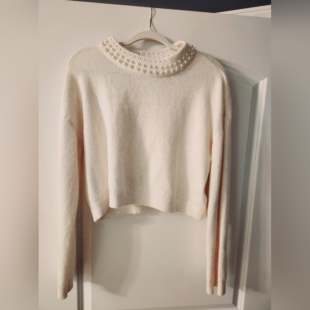H&M White Sweater. Size Medium